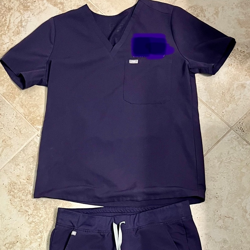 LIKE NEW PLUM PURPLE ZAMORA FIG SCRUBS